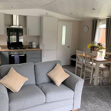 Nightingale Lodge With Hot Tub Barmby on the Moor ภายนอก รูปภาพ