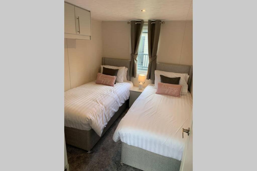 Nightingale Lodge With Hot Tub Barmby on the Moor ภายนอก รูปภาพ