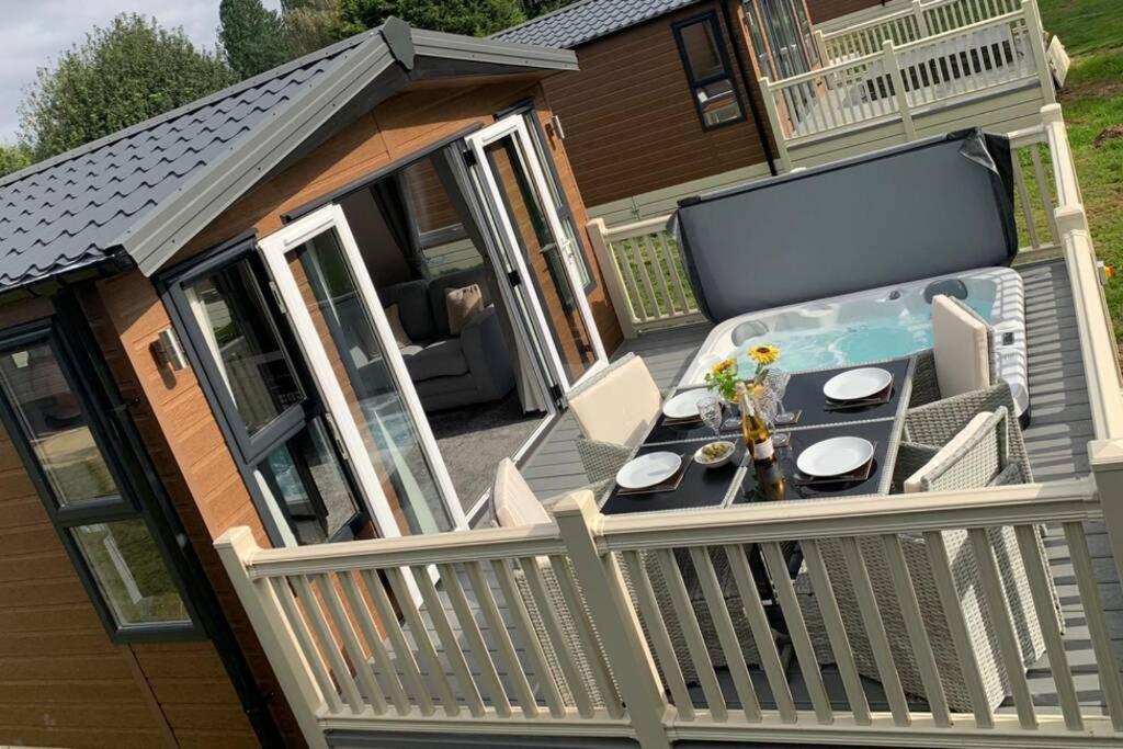 Nightingale Lodge With Hot Tub Barmby on the Moor ภายนอก รูปภาพ