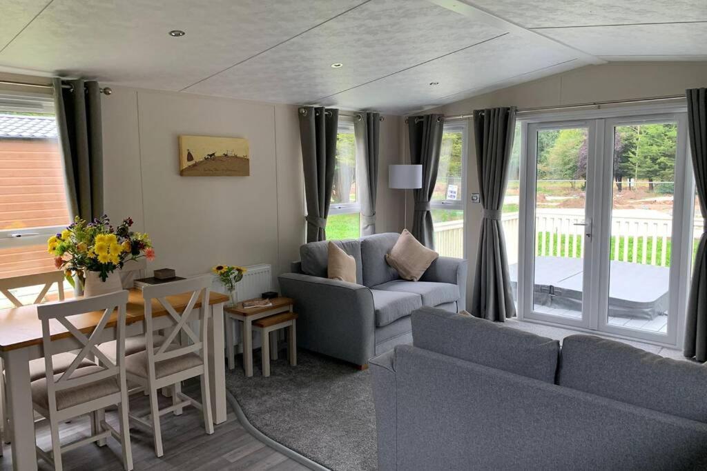 Nightingale Lodge With Hot Tub Barmby on the Moor ภายนอก รูปภาพ