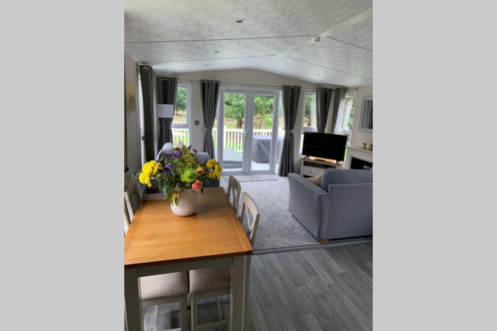 Nightingale Lodge With Hot Tub Barmby on the Moor ภายนอก รูปภาพ
