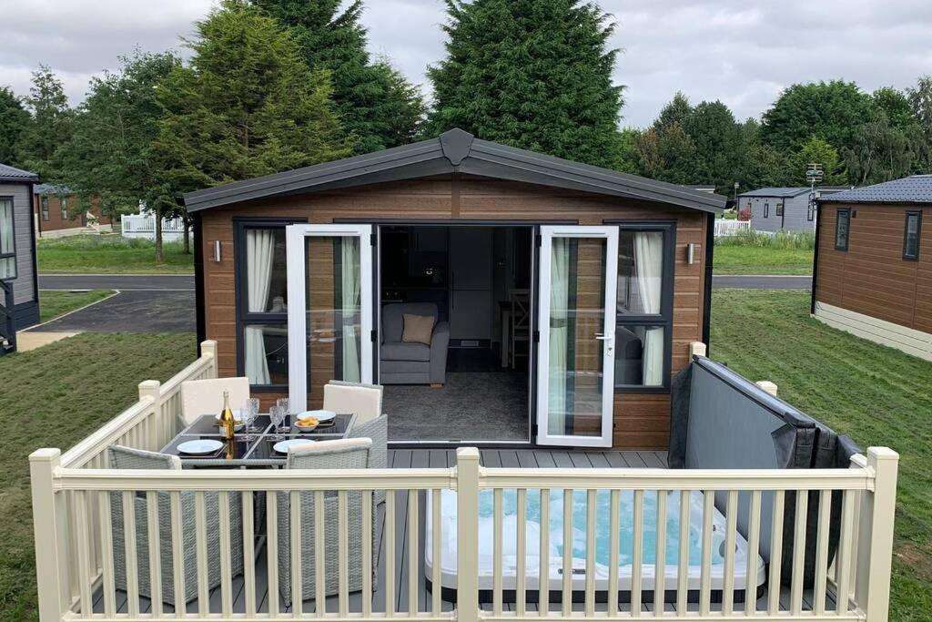 Nightingale Lodge With Hot Tub Barmby on the Moor ภายนอก รูปภาพ